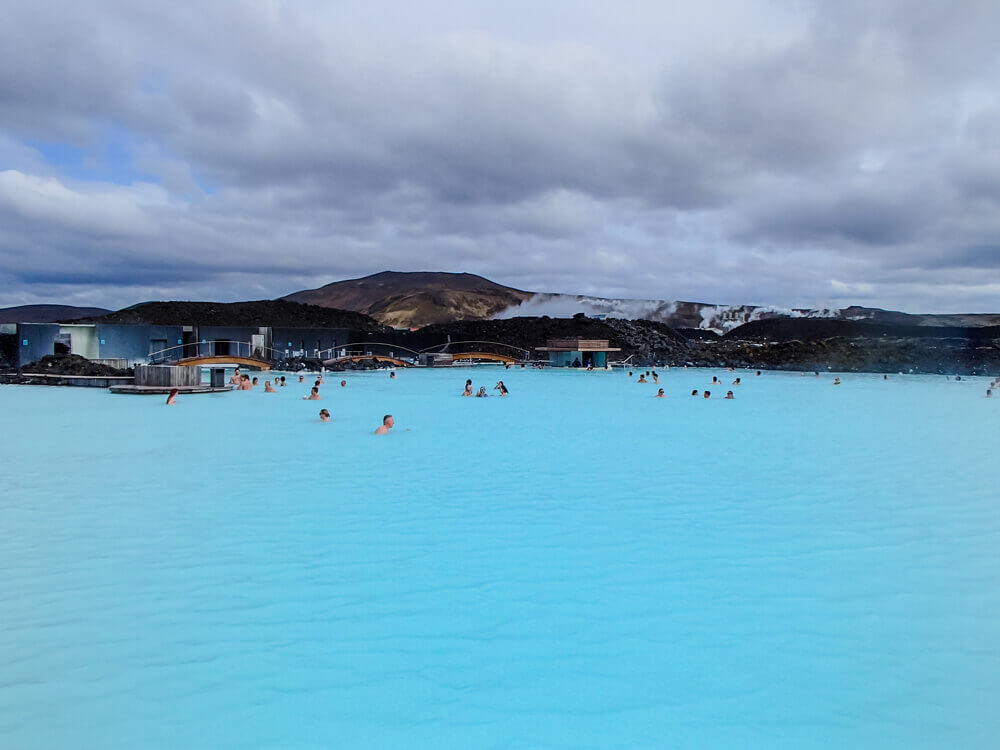 Ontspannen in het warme water van de IJslandse Blue Lagoon